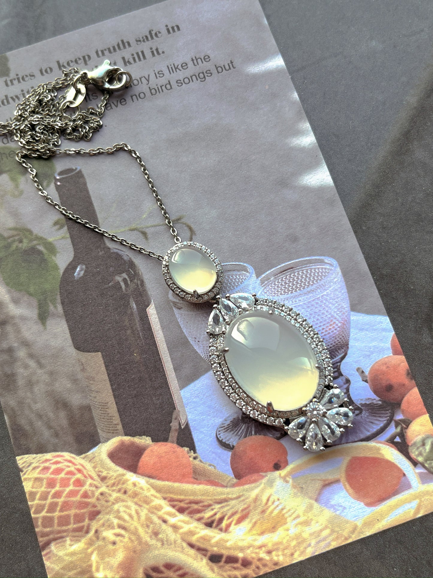 Artificial Chalcedony Bouquet Egg-Shaped Zircon Necklace